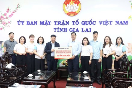 Ủy ban MTTQ Việt Nam thành phố Hà Nội trao 50 tấn hàng hỗ trợ nhân dân tỉnh Gia Lai
