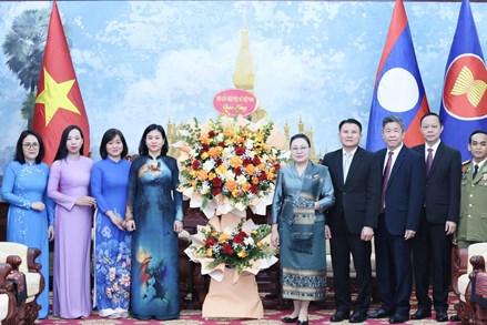 Hội LHPN Việt Nam chúc mừng 50 năm Quốc khánh nước Cộng hòa Dân chủ Nhân dân Lào