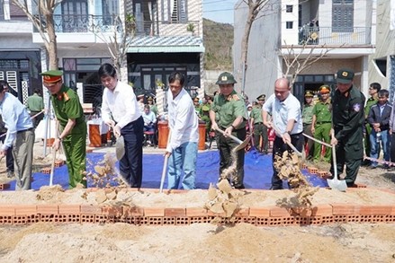 Cùng người dân vùng lũ dựng lại nhà kịp đón tết
