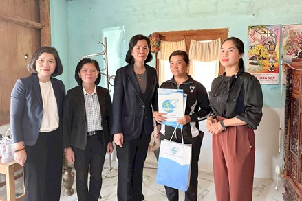Hội LHPN Việt Nam trao 150 phần quà hỗ trợ phụ nữ và trẻ mồ côi vùng lũ Lâm Đồng