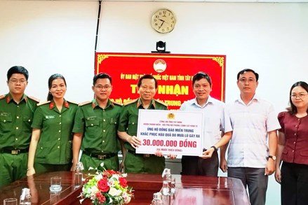Tây Ninh: Ủy ban MTTQ Việt Nam tỉnh tiếp nhận kinh phí hỗ trợ đồng bào Miền Trung, Tây Nguyên khắc phục thiệt hại mưa lũ 