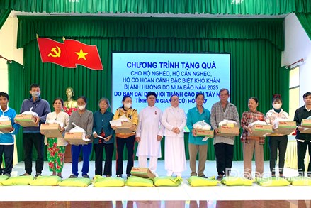 Đồng Tháp: Ủy ban MTTQ Việt Nam tỉnh tặng quà hỗ trợ hộ nghèo, cận nghèo xã Đốc Binh Kiều