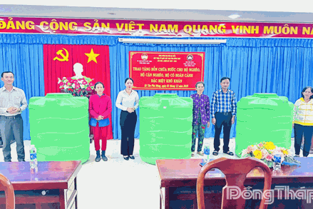 Đồng Tháp: Ủy ban MTTQ Việt Nam tỉnh trao 13 bồn chứa nước cho người dân