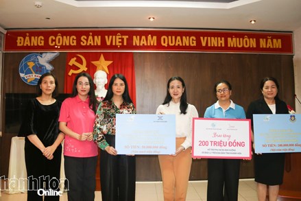 Khánh Hòa: Hội LHPN Việt Nam trao kinh phí hỗ trợ phụ nữ, trẻ em mồ côi bị ảnh hưởng bởi mưa lũ