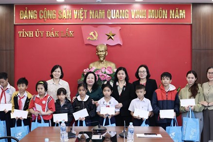 Phó Chủ tịch Nguyễn Thị Tuyến trao quà hỗ trợ hội viên, phụ nữ, trẻ em vùng lũ ở Đắk Lắk