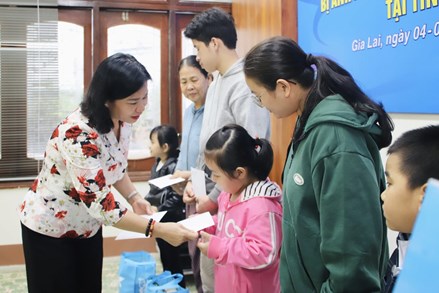 Phó Chủ tịch Ủy ban Trung ương MTTQ Việt Nam, Chủ tịch Hội LHPN Việt Nam Nguyễn Thị Tuyến trao quà hỗ trợ hội viên, phụ nữ, trẻ em vùng lũ Gia Lai