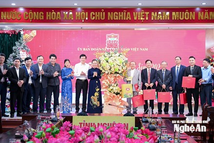 Nghệ An: Chủ tịch Ủy ban MTTQ Việt Nam tỉnh chúc mừng Ủy ban Đoàn kết Công giáo tỉnh nhân dịp Giáng sinh 2025