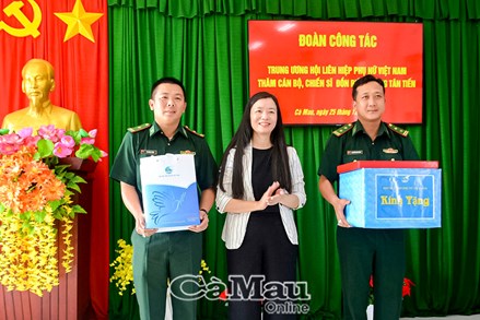 Cà Mau: Trung ương Hội LHPN Việt Nam thăm, tặng quà tại Đồn Biên phòng Tân Tiến