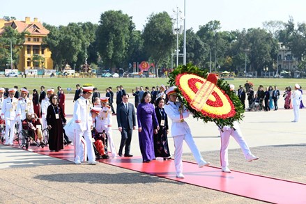 Đoàn đại biểu dự Đại hội Thi đua yêu nước toàn quốc lần thứ XI vào Lăng viếng Chủ tịch Hồ Chí Minh