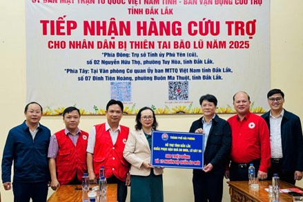 Hải Phòng: Trao quà hỗ trợ tỉnh Đắk Lắk khắc phục hậu quả mưa lũ