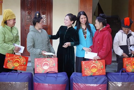 Hội LHPN Việt Nam tổ chức chương trình trao Tết yêu thương tại tỉnh Điện Biên 