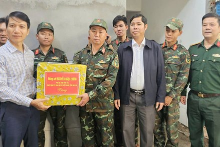 Gia Lai: Chủ tịch Ủy ban MTTQ Việt Nam tỉnh tặng quà lực lượng quân đội tham gia “Chiến dịch Quang Trung“