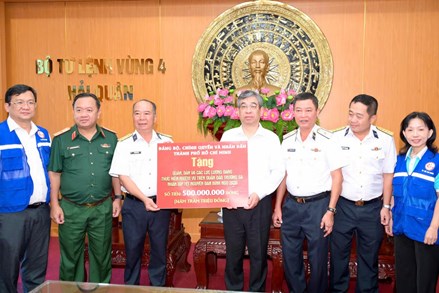 TP Hồ Chí Minh thăm, động viên cán bộ, chiến sĩ và Nhân dân đặc khu Trường Sa