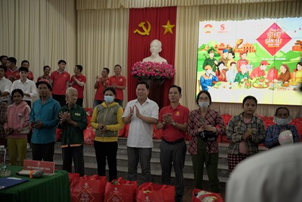 “Chung vị Tết Việt - Gắn kết muôn miền” mang hơi ấm Tết đến người dân Cần Thơ 