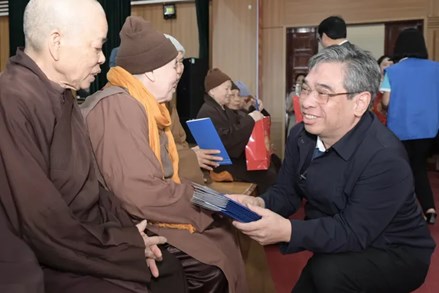 Lãnh đạo TPHCM thăm hỏi cựu thanh niên xung phong bị nhiễm chất độc da cam