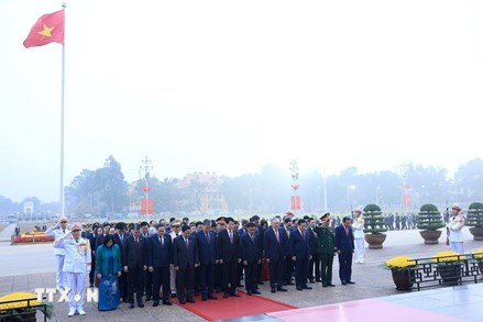 Đại biểu dự Đại hội XIV của Đảng vào Lăng viếng Chủ tịch Hồ Chí Minh