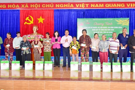 An Giang: Ủy ban MTTQ Việt Nam tỉnh tặng quà Tết cho các gia đình chính sách, hộ nghèo