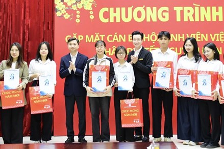 Hội Sinh viên Việt Nam trao quà cho cán bộ Hội có hoàn cảnh khó khăn nhân dịp Tết Nguyên đán 2026