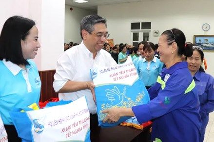 TP Hồ Chí Minh trao quà tết đến 500 nữ công nhân môi trường đô thị