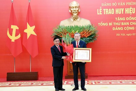 Lễ trao Huy hiệu 45 năm tuổi Đảng tặng Tổng Bí thư Tô Lâm