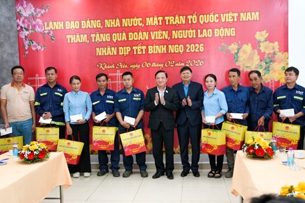 Phó Chủ tịch Quốc hội Nguyễn Khắc Định thăm, chúc Tết công nhân, gia đình chính sách tại Khánh Hòa
