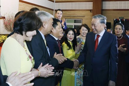 Tổng Bí thư Tô Lâm gặp gỡ cán bộ Đại sứ quán và cộng đồng người Việt tại Campuchia