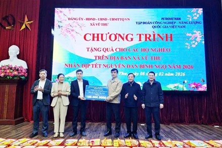 Phó Chủ tịch Quốc hội Nguyễn Khắc Định dự chương trình trao quà Tết tặng hộ nghèo tại tỉnh Hưng Yên