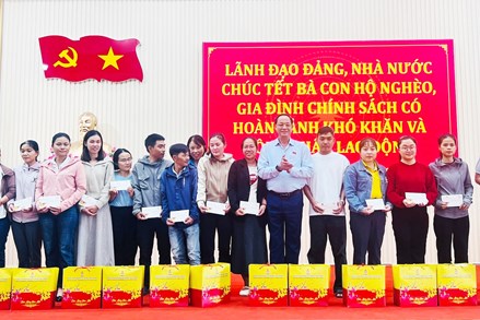 Phó Chủ tịch Quốc hội, Thượng tướng Trần Quang Phương trao quà Tết tại tỉnh Quảng Ngãi