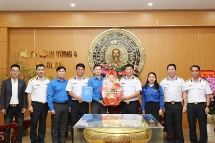 Trung ương Đoàn TNCS Hồ Chí Minh đến thăm, chúc Tết các chiến sĩ, cán bộ Vùng 4 Hải quân