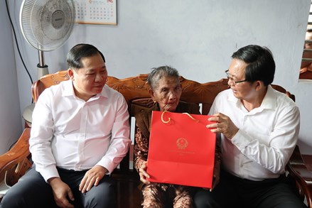 Phó Thủ tướng Hồ Quốc Dũng thăm, tặng quà Tết gia đình chính sách, công nhân khó khăn tại Gia Lai