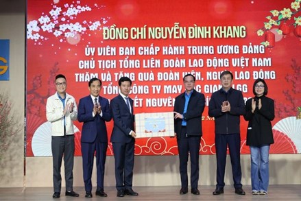 Tổng LĐLĐ Việt Nam trao gần 400 suất quà tới công nhân khó khăn tỉnh Bắc Ninh