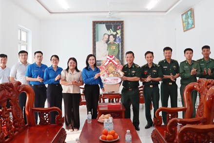Trung ương Đoàn TNCS Hồ Chí Minh thăm, chúc tết cán bộ, chiến sĩ Đồn Biên phòng Lò Gò