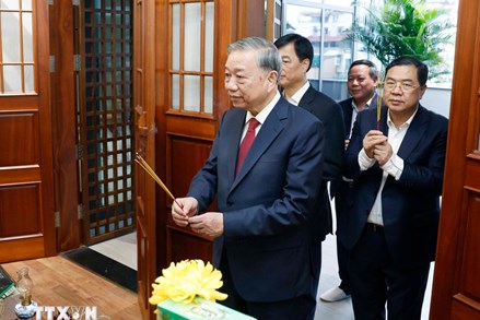 Tổng Bí thư Tô Lâm thắp hương tưởng nhớ các đồng chí nguyên lãnh đạo Đảng, Nhà nước