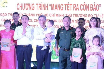 Thành phố Hồ Chí Minh trao hơn 3 triệu phần quà tết đến người dân