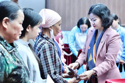 Phó Chủ tịch UBTW MTTQ Việt Nam, Chủ tịch Hội LHPN Việt Nam Nguyễn Thị Tuyến thăm, tặng quà phụ nữ và trẻ em khó khăn tại Chương Mỹ