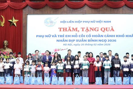 Phó Chủ tịch Ủy ban Trung ương MTTQ Việt Nam, Chủ tịch Hội LHPN Việt Nam Nguyễn Thị Tuyến tặng quà phụ nữ, trẻ em khó khăn tại Hà Nội