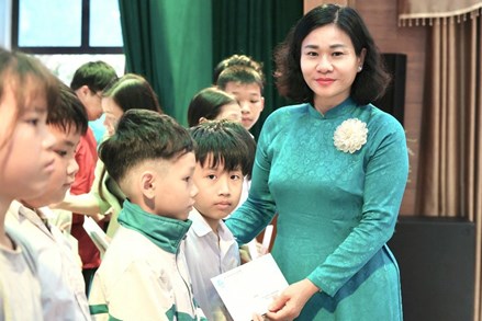 Phó Chủ tịch Ủy ban Trung ương MTTQ Việt Nam, Chủ tịch Hội LHPN Việt Nam Nguyễn Thị Tuyến trao quà cho phụ nữ, trẻ em tại 4 xã ở Hà Nội