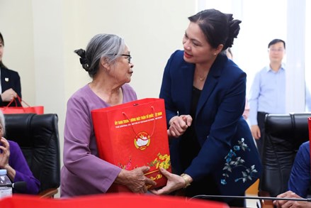 Phó Chủ tịch - Tổng Thư ký Ủy ban Trung ương MTTQ Việt Nam Hà Thị Nga tiếp xúc cử tri xã Tân Uyên, tỉnh Lai Châu