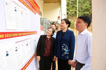 Phó Chủ tịch - Tổng Thư ký Ủy ban Trung ương MTTQ Việt Nam Hà Thị Nga tiếp xúc cử tri tại xã Nậm Sỏ, tỉnh Lai Châu 