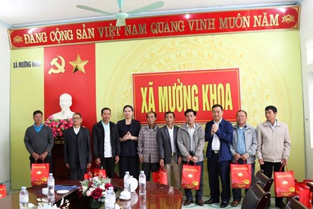 Phó Chủ tịch - Tổng Thư ký Ủy ban Trung ương MTTQ Việt Nam Hà Thị Nga tiếp xúc cử tri xã Mường Khoa, tỉnh Lai Châu