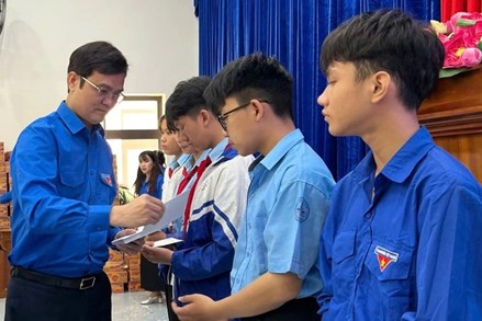 Phó Chủ tịch UBTƯ MTTQ Việt Nam, Bí thư thứ nhất TƯ Đoàn Bùi Quang Huy thăm, tặng quà tại Gia Lai