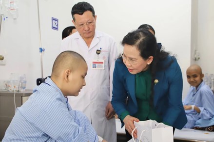 Chủ tịch Hội LHPN Việt Nam Lê Thị Thủy tặng quà bệnh nhi tại Viện Huyết học - Truyền máu Trung ương