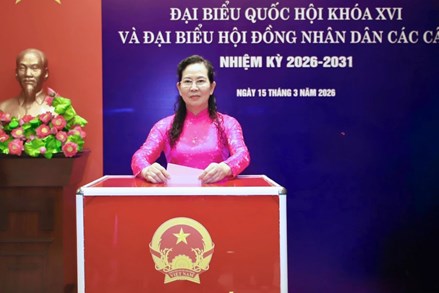 Chủ tịch Hội LHPN Việt Nam Lê Thị Thủy bỏ phiếu bầu cử tại phường Xuân Đỉnh, Hà Nội