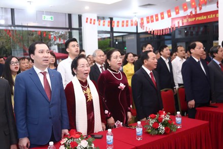 Trưởng Ban Tuyên giáo và Dân vận Trung ương Trịnh Văn Quyết cùng cử tri bỏ phiếu bầu cử