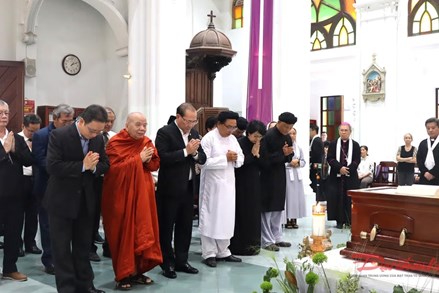 Đoàn lãnh đạo Trung ương MTTQ Việt Nam kính viếng Đức Hồng y Gioan Baotixita Phạm Minh Mẫn