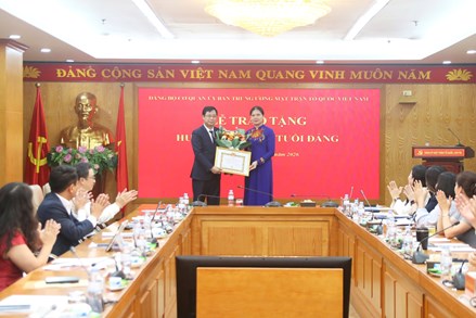 Đảng ủy Cơ quan UBTƯ MTTQ Việt Nam tổ chức Hội nghị sơ kết công tác Quý I năm 2026 và trao tặng Huy hiệu 30 năm tuổi Đảng