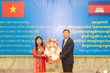 Chủ tịch Ủy ban MTTQ Việt Nam tỉnh An Giang chúc Tết Chôl Chnăm Thmây tại tỉnh Kandal