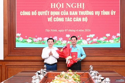 Tây Ninh: Chủ tịch Ủy ban MTTQ Việt Nam tỉnh trao quyết định về công tác cán bộ