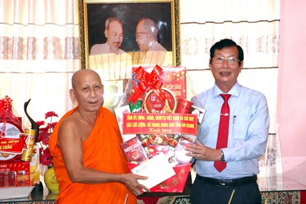 An Giang: Phó Chủ tịch UBND tỉnh chúc Tết cổ truyền Chôl Chnăm Thmây tại xã Óc Eo và xã An Châu