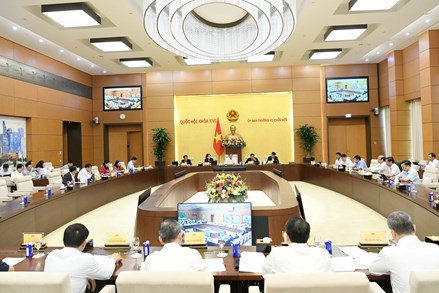 Ủy ban Thường vụ Quốc hội cho ý kiến về dự thảo Nghị quyết giảm thuế xăng, dầu